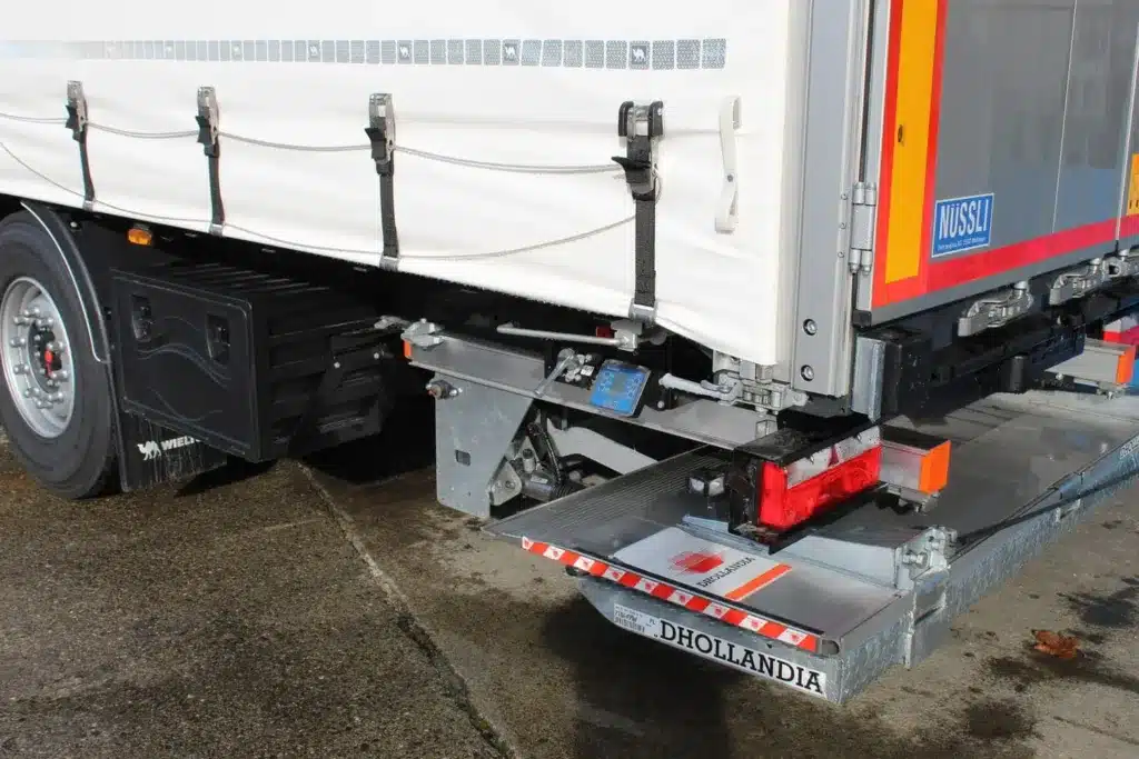 Nüssli Fahrzeugbau AG, Wielton Curtainsider mit Hebebühne, Auflieger Schweiz