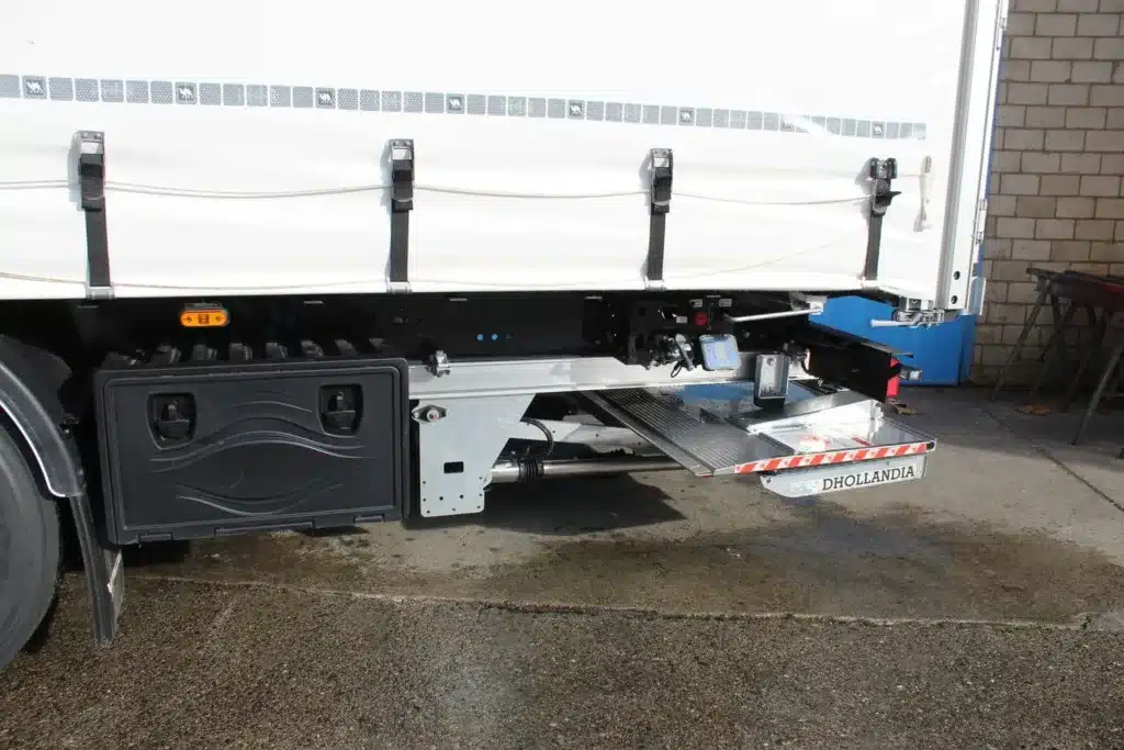 Nüssli Fahrzeugbau AG, Wielton Curtainsider mit Hebebühne, Auflieger Schweiz