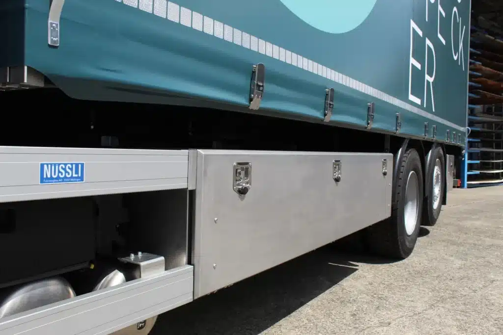 Nüssli Fahrzeugbau AG, Side Curtain Aufbau, Hebebühne, Nutzfahrzeug, Schweiz