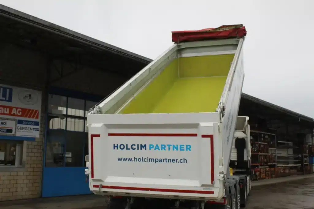 QuickSilver HD 12 mm Muldenauskleidung in Aluminium Kippsattelauflieger eingebaut, Nüssli Fahrzeugbau AG, Fahrzeugbau Schweiz