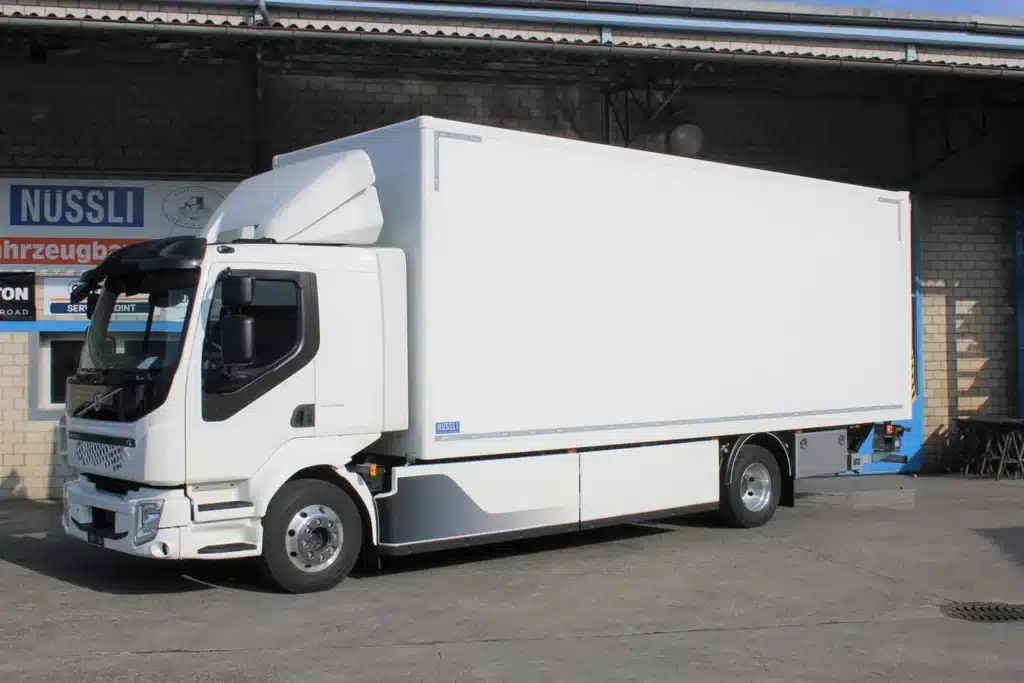 Volvo FL Electric, Schweiz, Kastenaufbau mit Hebebühne, Nüssli Fahrzeugbau AG, LKW Aufbau