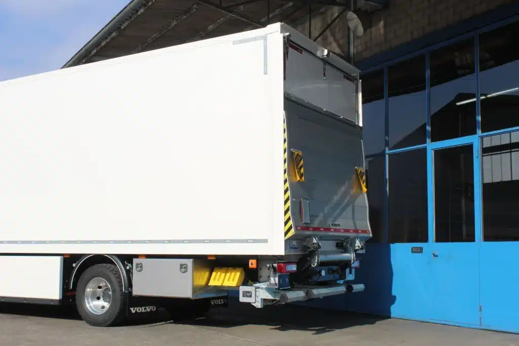 Volvo FL Electric, Schweiz, Kastenaufbau mit Hebebühne, Nüssli Fahrzeugbau AG, LKW Aufbau