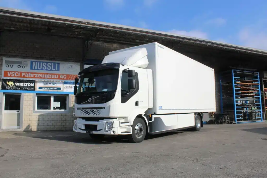 Volvo FL Electric, Schweiz, Kastenaufbau mit Hebebühne, Nüssli Fahrzeugbau AG, LKW Aufbau