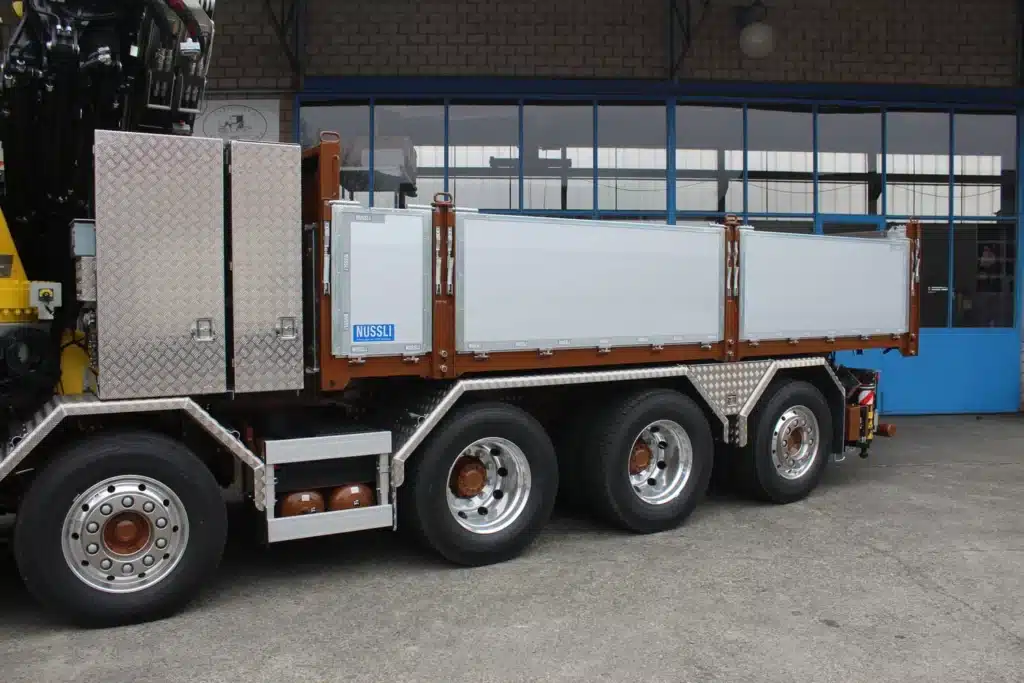 Nüssli Fahrzeugbau AG, Fahrzeugbau Schweiz, Volvo FM 10x4, 5-Achser, Kippbrücke, Rückwärtskipper, LKW Aufbauten Schweiz, Kipper mit Kran