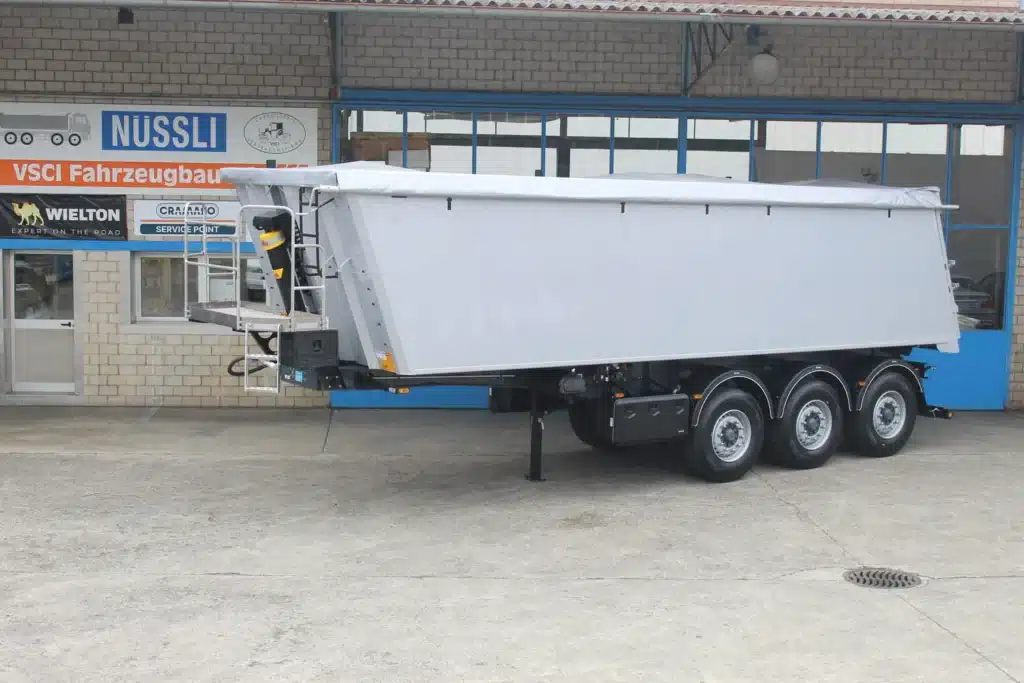 Nüssli Fahrzeugbau AG, WIELTON 3 Achs Kippauflieger, WIELTON Schweiz, Kippsattelauflieger Schweiz, Kipper Schweiz, Baustellenfahrzeuge, Fahrzeugbauer, QuickSilver Muldenauskleidung, Muldenauskleidung