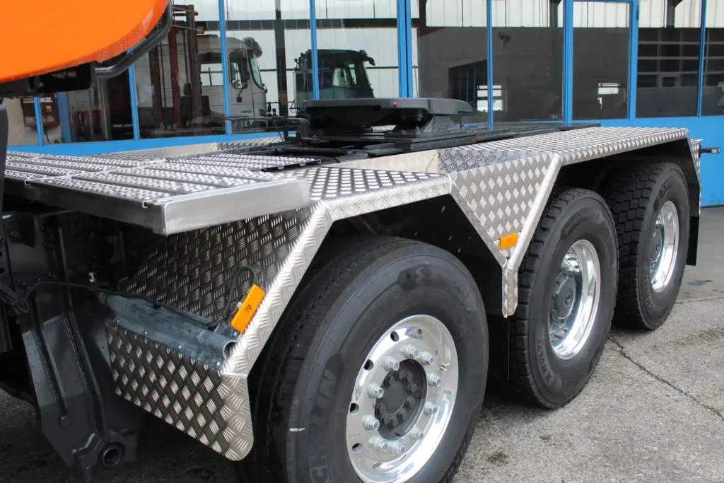 Nüssli Fahrzeugbau AG, Fahrzeugbauer Schweiz, LKW Aufbauten, Mercedes Benz Schwerlast Sattelzugmaschine, Aluminium Kotflügel, Aluminium Verkleidung