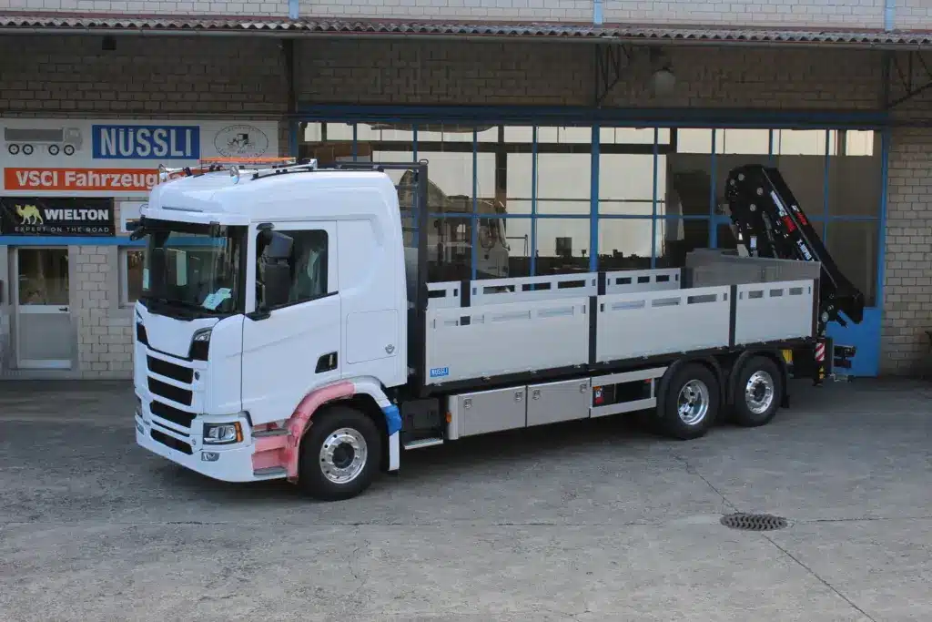 Scania R660 6x2, Ladebrücke mit Kran, Nüssli Fahrzeugbau AG, Fahrzeugbau Schweiz, LKW Aufbauten Schweiz, Ladebrücke