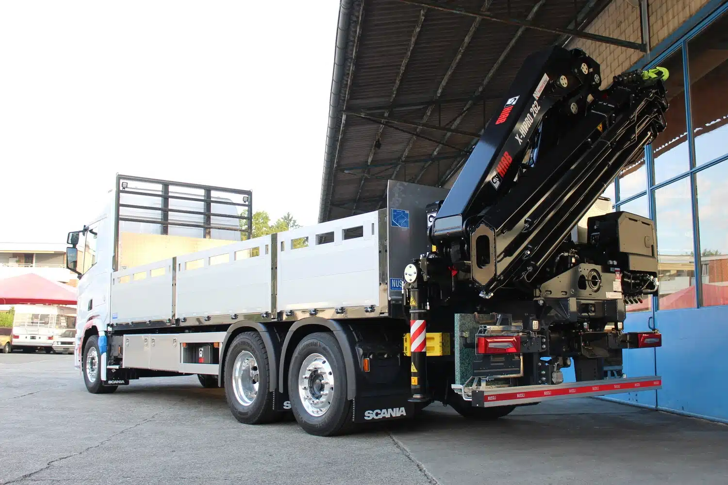 Scania R660 6x2, Ladebrücke mit Kran, Nüssli Fahrzeugbau AG, Fahrzeugbau Schweiz, LKW Aufbauten Schweiz, Ladebrücke