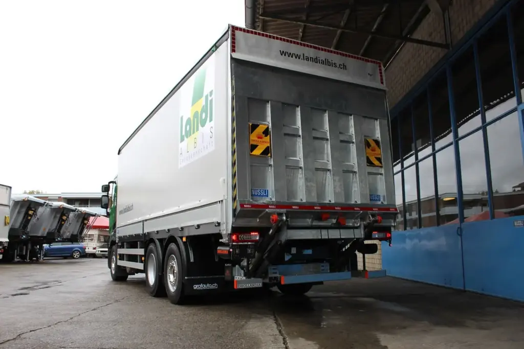 LKW Ladebrücke, LKW Side Curtain Aufbau, LKW Plateauaufbau, Schiebeplane, Fahrzeugbau Schweiz, Fahrzeugbauer Schweiz, Hebebühne, verzinkte Hebühne