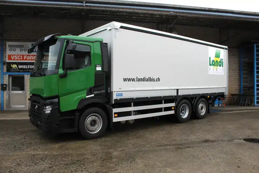 LKW Ladebrücke, LKW Side Curtain Aufbau, LKW Plateauaufbau, Schiebeplane, Fahrzeugbau Schweiz, Fahrzeugbauer Schweiz, Hebebühne, verzinkte Hebühne