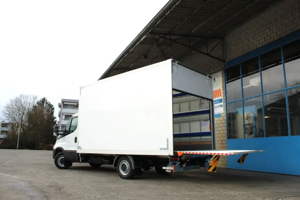 Iveco Daily Kastenaufbau mit Hebebühne, Schweiz, Möbeltransport