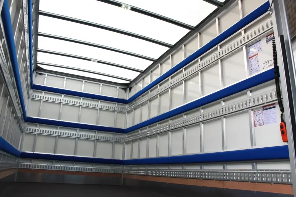 Iveco Daily Kastenaufbau mit Hebebühne, Schweiz, Möbeltransport, Polsterlatten, Zurrschiene