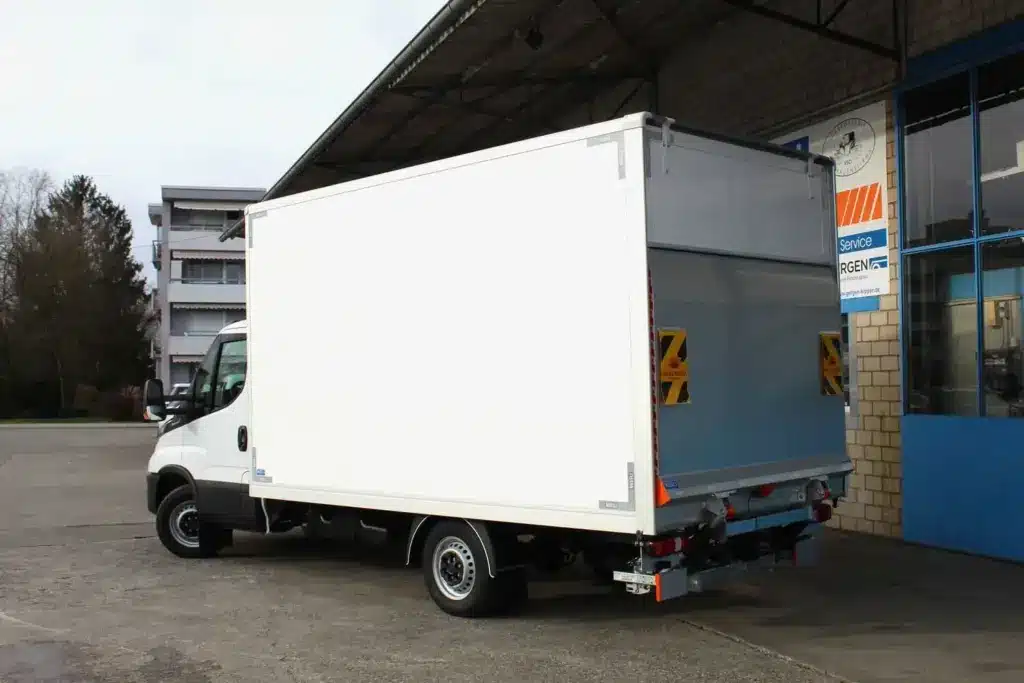 Iveco Daily Kastenaufbau mit Hebebühne, Schweiz, Möbeltransport