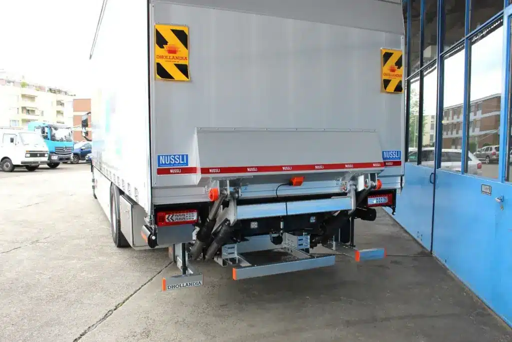 LKW Plateau Aufbau, Side Curtain, Curtainsider, Volvo FM Electric 4x2, Fahrzeugbau Schweiz, Hebebühne