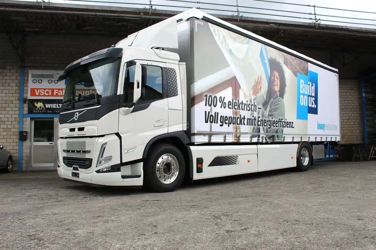 LKW Plateau Aufbau, Side Curtain, Curtainsider, Volvo FM Electric 4x2, Fahrzeugbau Schweiz, Hebebühne