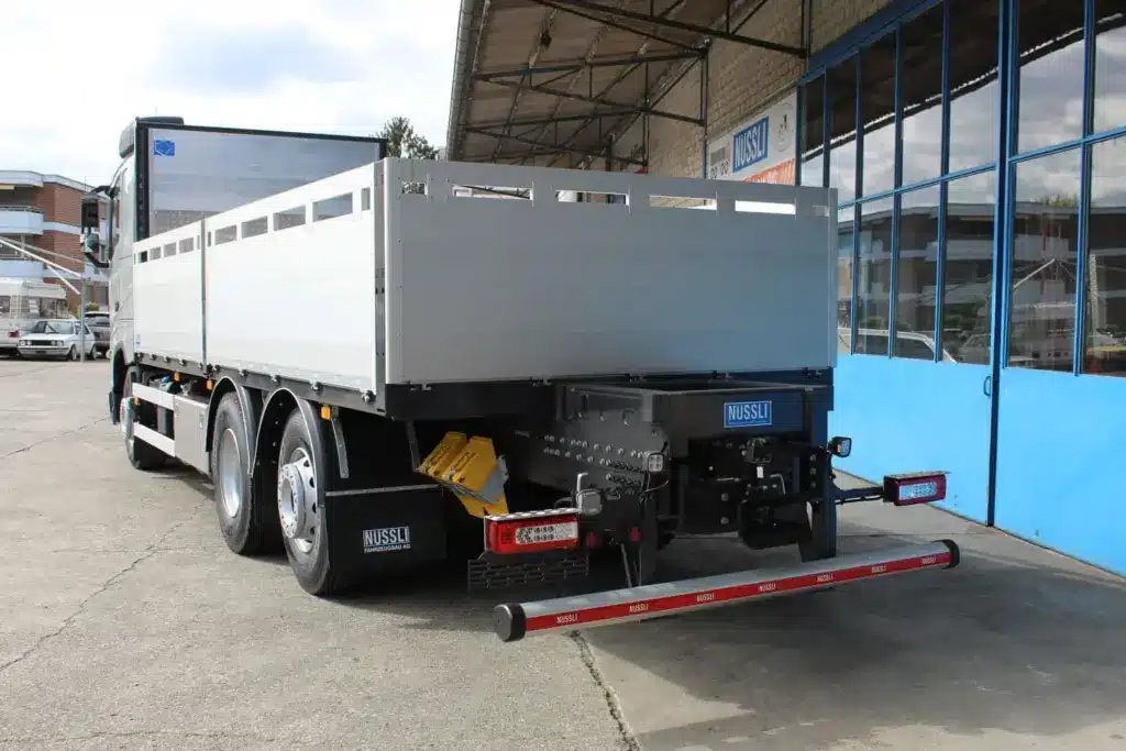 Verstärkte offene LKW Ladebrücke mit Kran, Volvo Trucks Schweiz