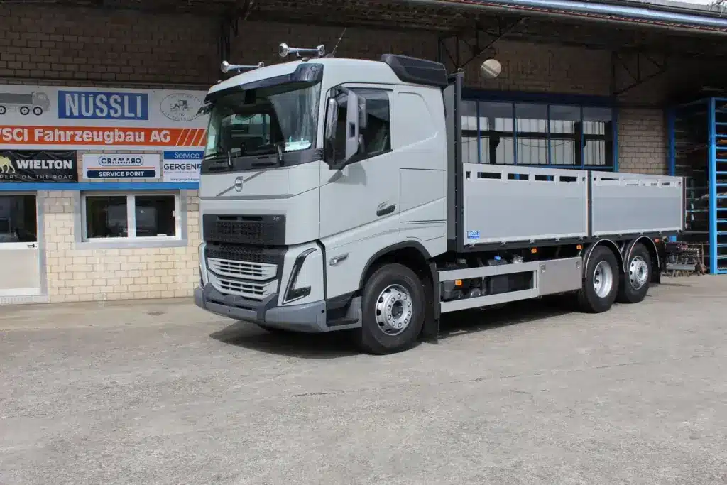 Verstärkte offene LKW Ladebrücke mit Kran, Volvo Trucks Schweiz