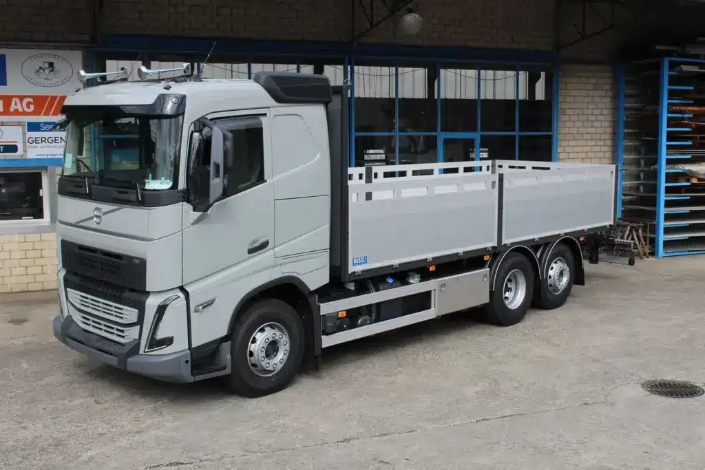 Verstärkte offene LKW Ladebrücke mit Kran, Volvo Trucks Schweiz