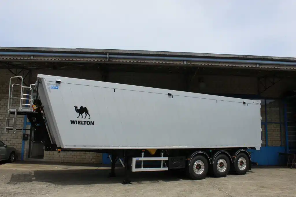WIELTON Kippsattelauflieger mit 55 m3 Ladevolumen, Kipper Schweiz, Fahrzeugbau Schweiz, Nüssli Fahrzeugbau AG
