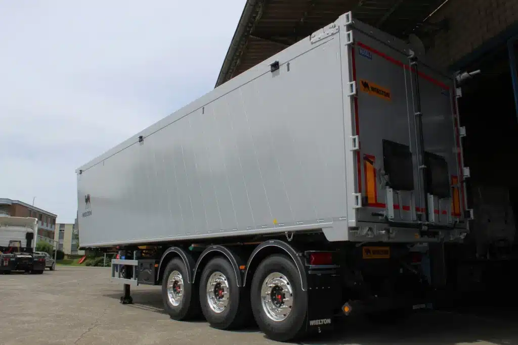 WIELTON Kippsattelauflieger mit 55 m3 Ladevolumen, Kipper Schweiz, Fahrzeugbau Schweiz, Nüssli Fahrzeugbau AG