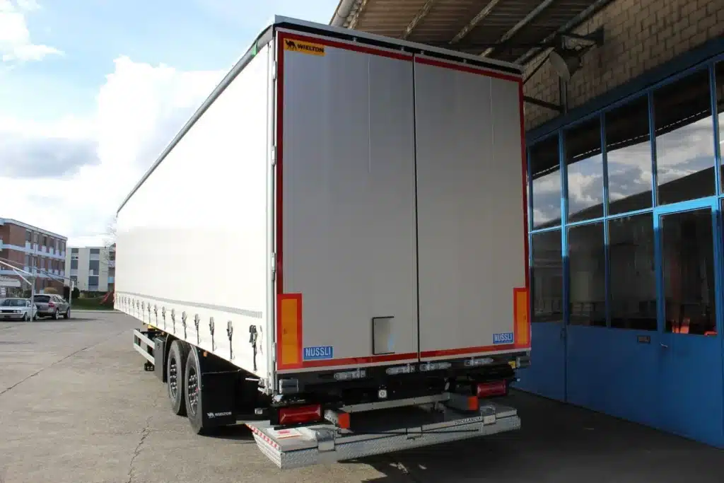 Wielton 2-Achs Curtainsider mit Hebebühne Schweiz, Fahrzeugbau Schweiz, Schiebeplanenauflieger