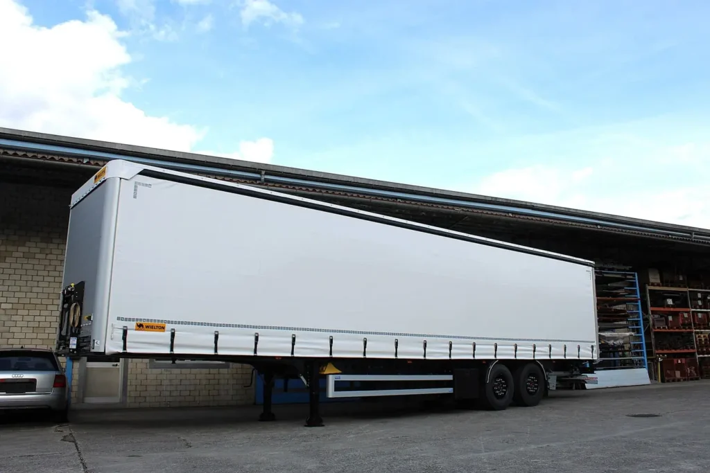 Wielton 2-Achs Curtainsider mit Hebebühne Schweiz, Fahrzeugbau Schweiz, Schiebeplanenauflieger
