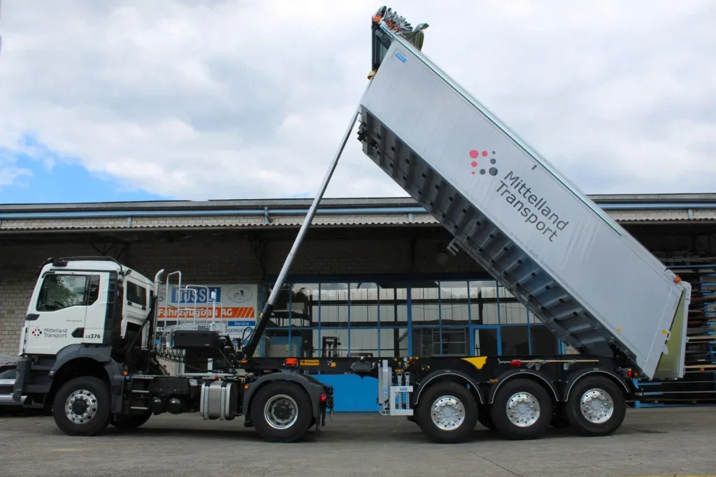 WIELTON Kippsattelauflieger mit QuickSilver Muldenauskleidung, Fahrzeugbau Schweiz, Nüssli Fahrzeugbau AG, Mittelland Transport AG