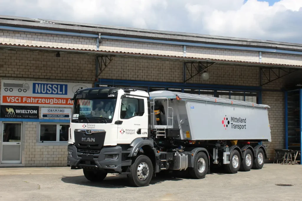 WIELTON Kippsattelauflieger mit QuickSilver Muldenauskleidung, Fahrzeugbau Schweiz, Nüssli Fahrzeugbau AG, Mittelland Transport AG