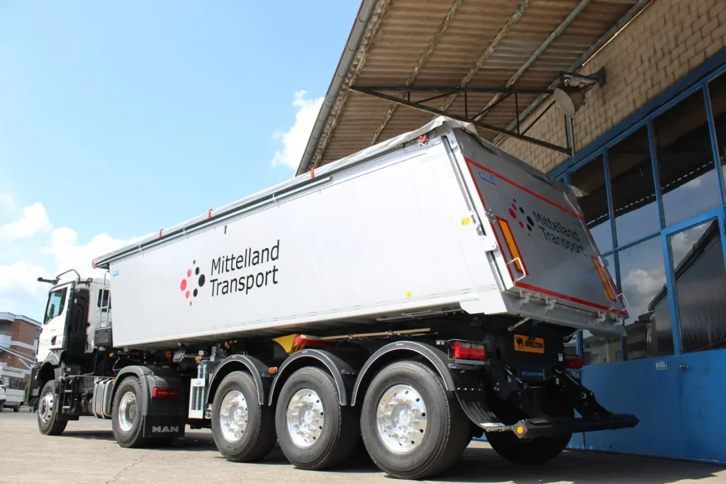 WIELTON Kippsattelauflieger mit QuickSilver Muldenauskleidung, Fahrzeugbau Schweiz, Nüssli Fahrzeugbau AG, Mittelland Transport AG