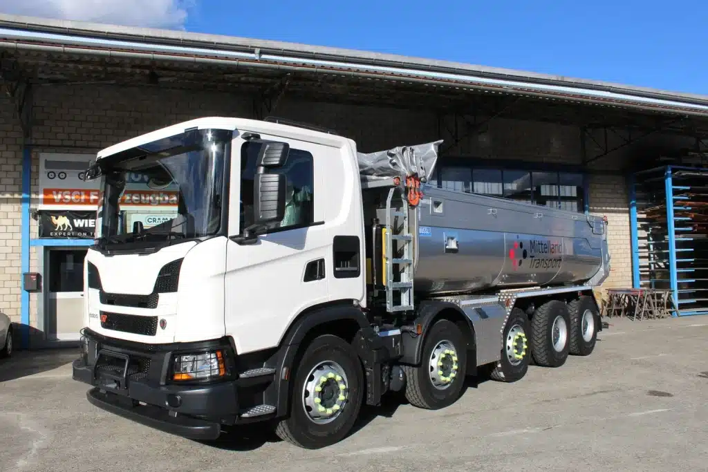 Isolierter Rückwärtskipper mit Schieber, Schweiz, Asphalttransport, Kipperbau, Fahrzeugbau