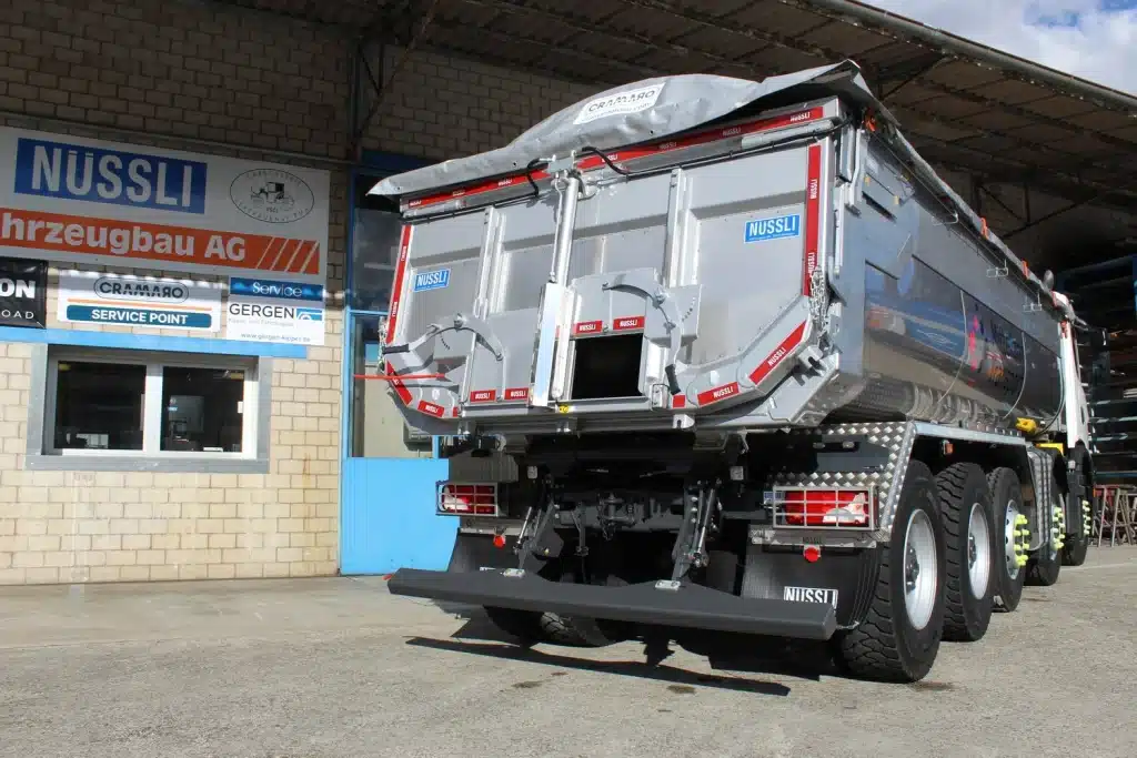 Isolierter Rückwärtskipper mit Schieber, Schweiz, Asphalttransport, Kipperbau, Fahrzeugbau