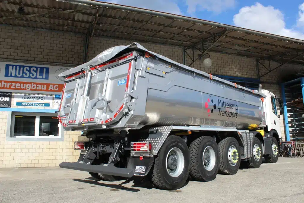 Isolierter Rückwärtskipper mit Schieber, Schweiz, Asphalttransport, Kipperbau, Fahrzeugbau