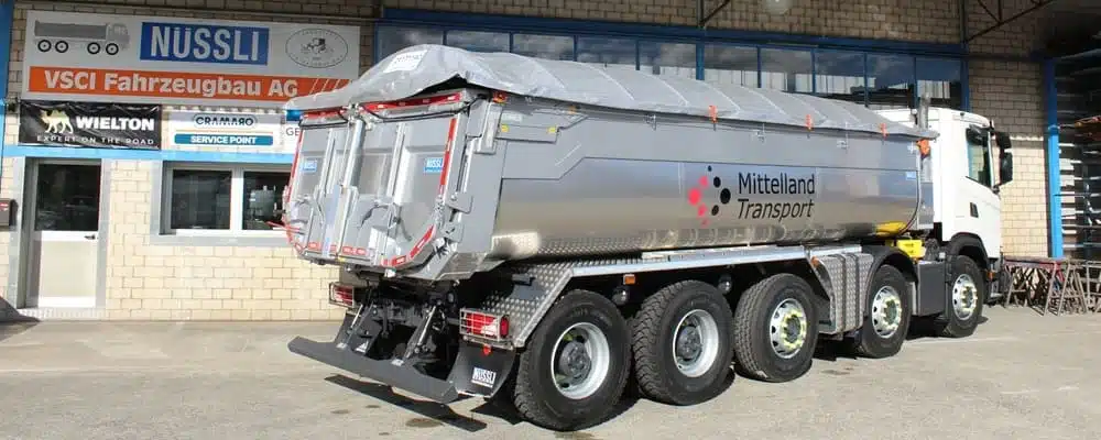 Isolierter Rückwärtskipper mit Schieber, Schweiz, Asphalttransport, Kipperbau, Fahrzeugbau