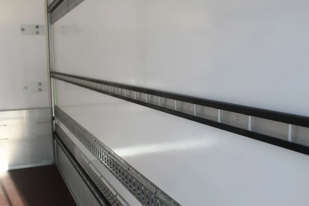 Zurrschiene, Stäbchenschiene, Einbau, Lieferwagen, Umzugswagen, Schweiz