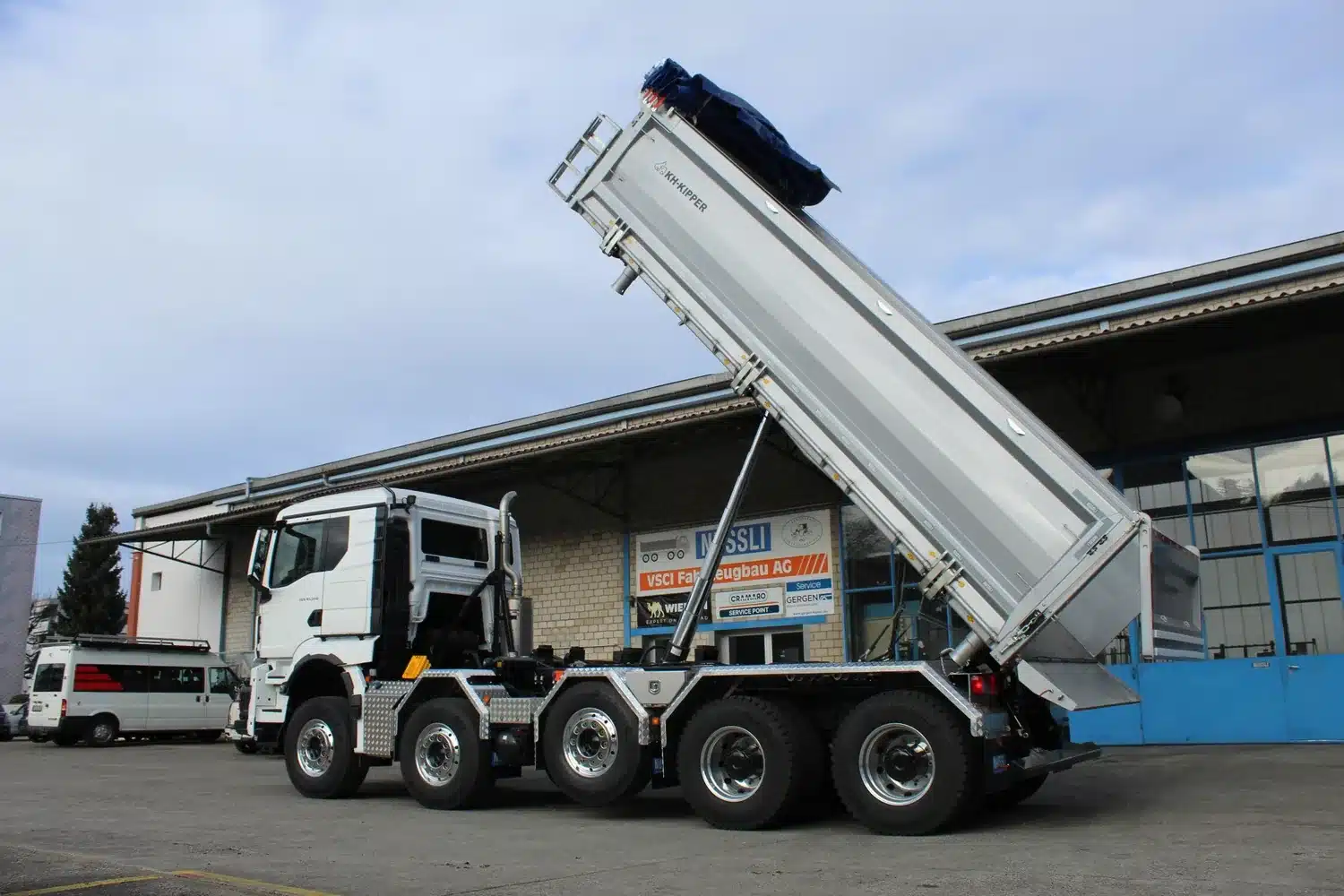 5-achs-2seitenkipper-schweiz-fahrzeugbau-holcim-b3 5-Achs 2-Seiten Kipper mit Muldenvibrator, Fahrzeugbau Schweiz