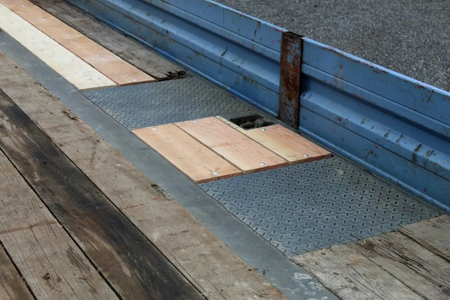 Tieflade Anhänger Revision Schweiz, Ersetzen der Holzplatten