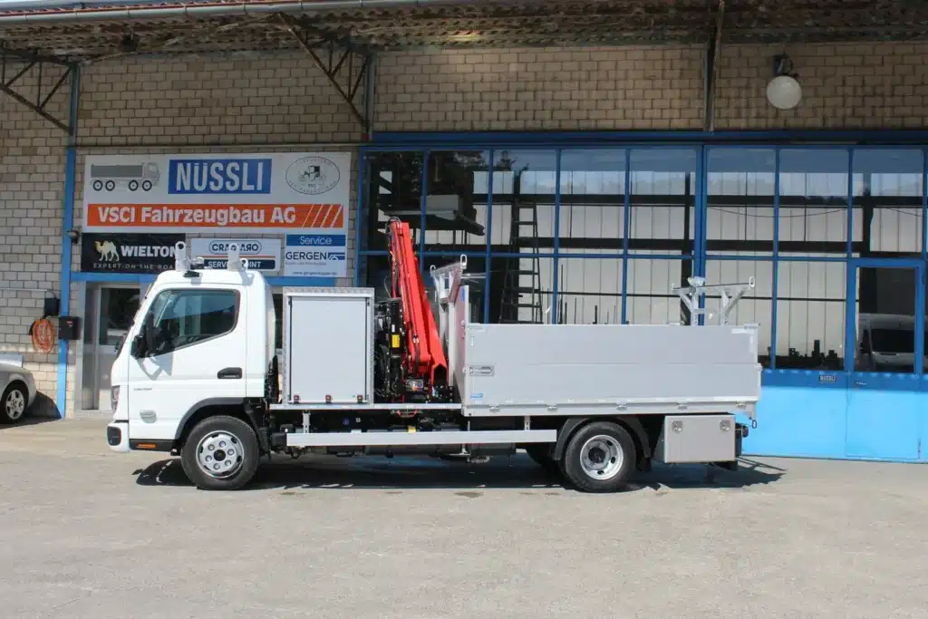 Mitsubishi Fuso Ladebrücke mit Kran, Fahrzeugbau Schweiz